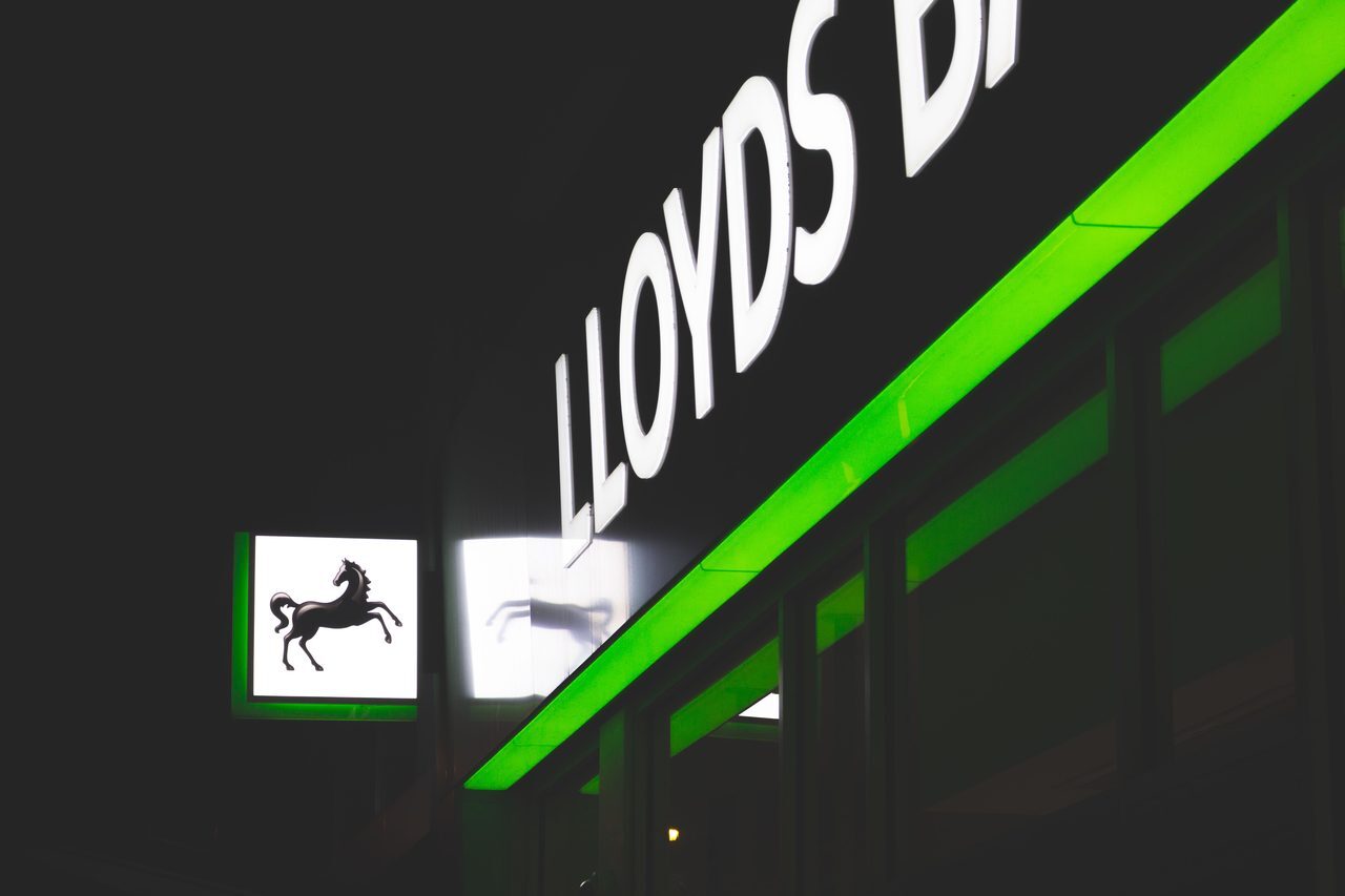 Lloyds, ilk yarıda 4,3 milyar sterlin kar elde etti ve yeni tasarruf planları açıkladı