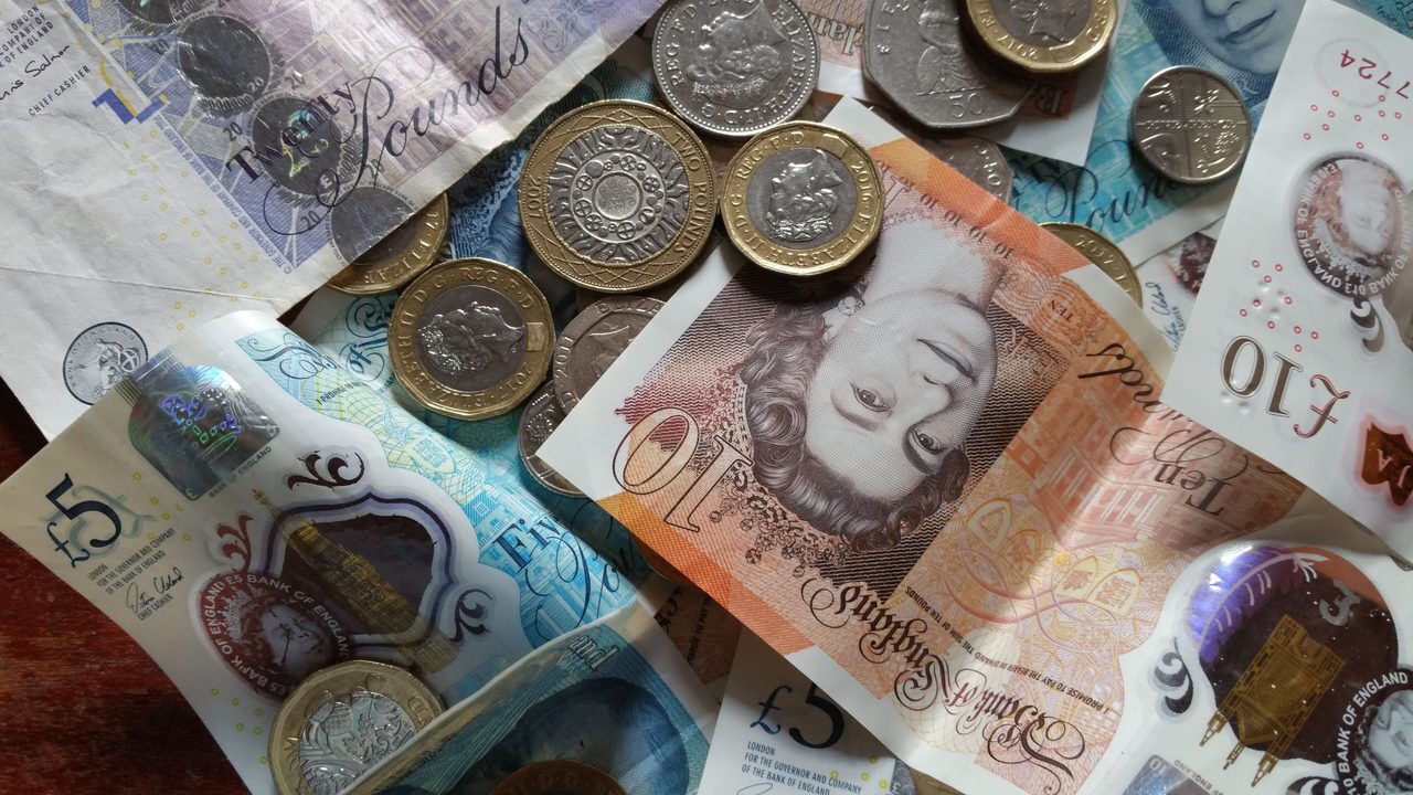 Pound, BoE'nin şahin oyu ile güç kazanarak 1,3390 dolara yükseldi